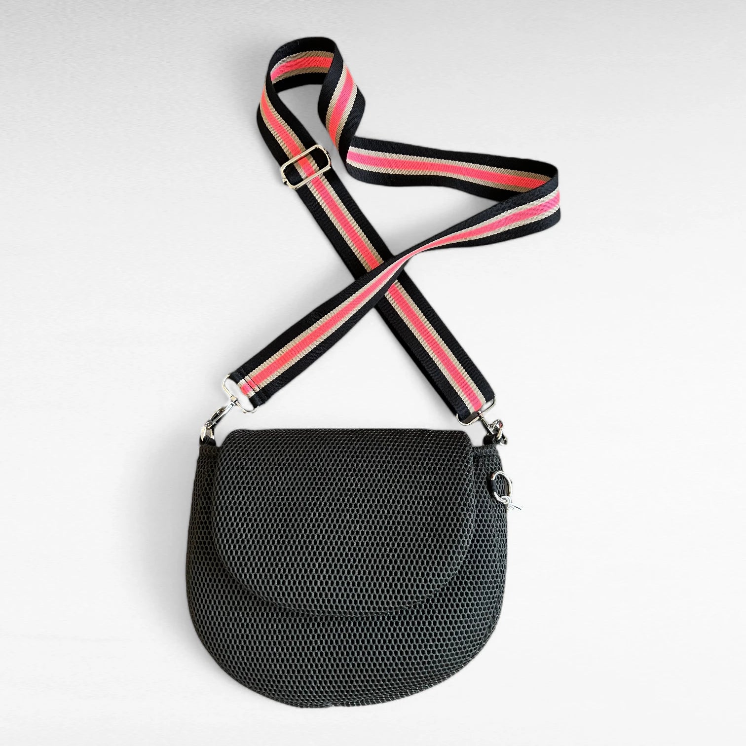 Halbrunde medium sized Gassitasche aus Mesh Material in Farbe schwarz mit beige_schwarz_koralle farbenen Tragegurt