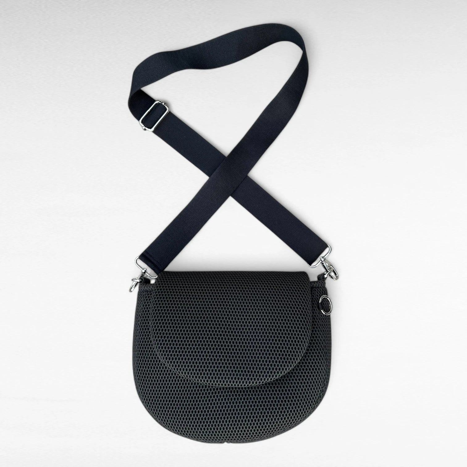 Halbrunde medium sized Gassitasche aus Mesh Material in Farbe schwarz mit schwarzem Tragegurt