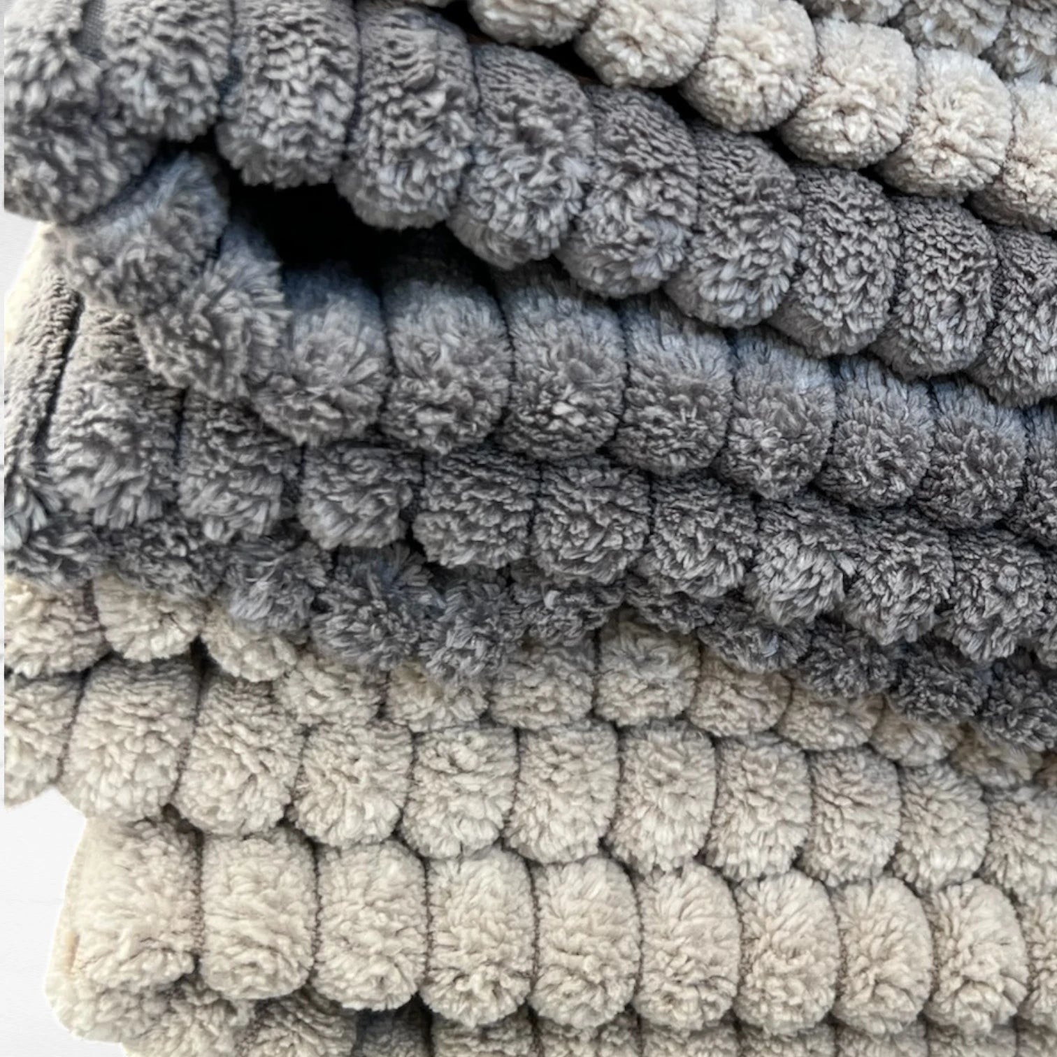 Nahaufnahme Breitcord in grau und beige