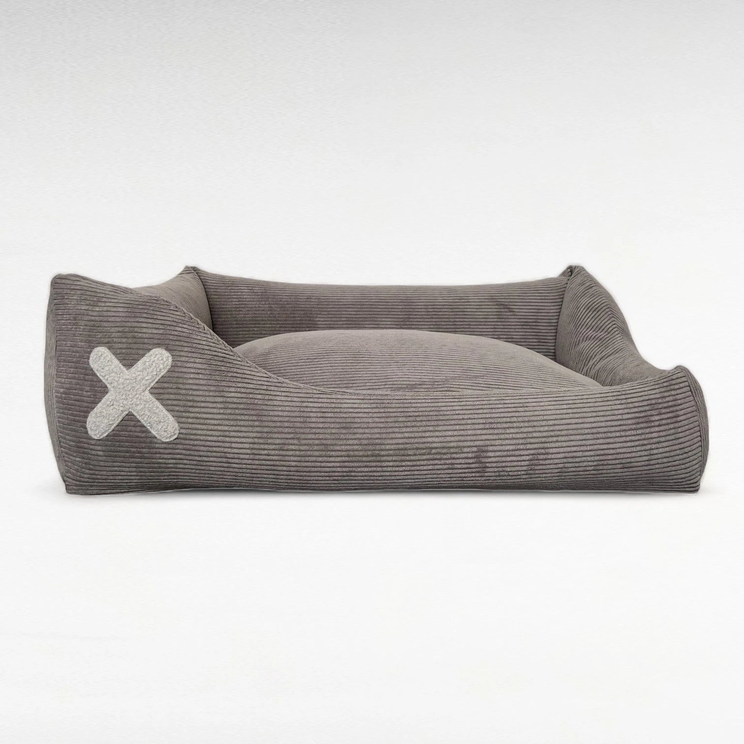 Rechteckiges Hundebett mit asymmetrischen Seitenpolstern und grauem Cordbezug und Plüschapplikation in Kreuzform