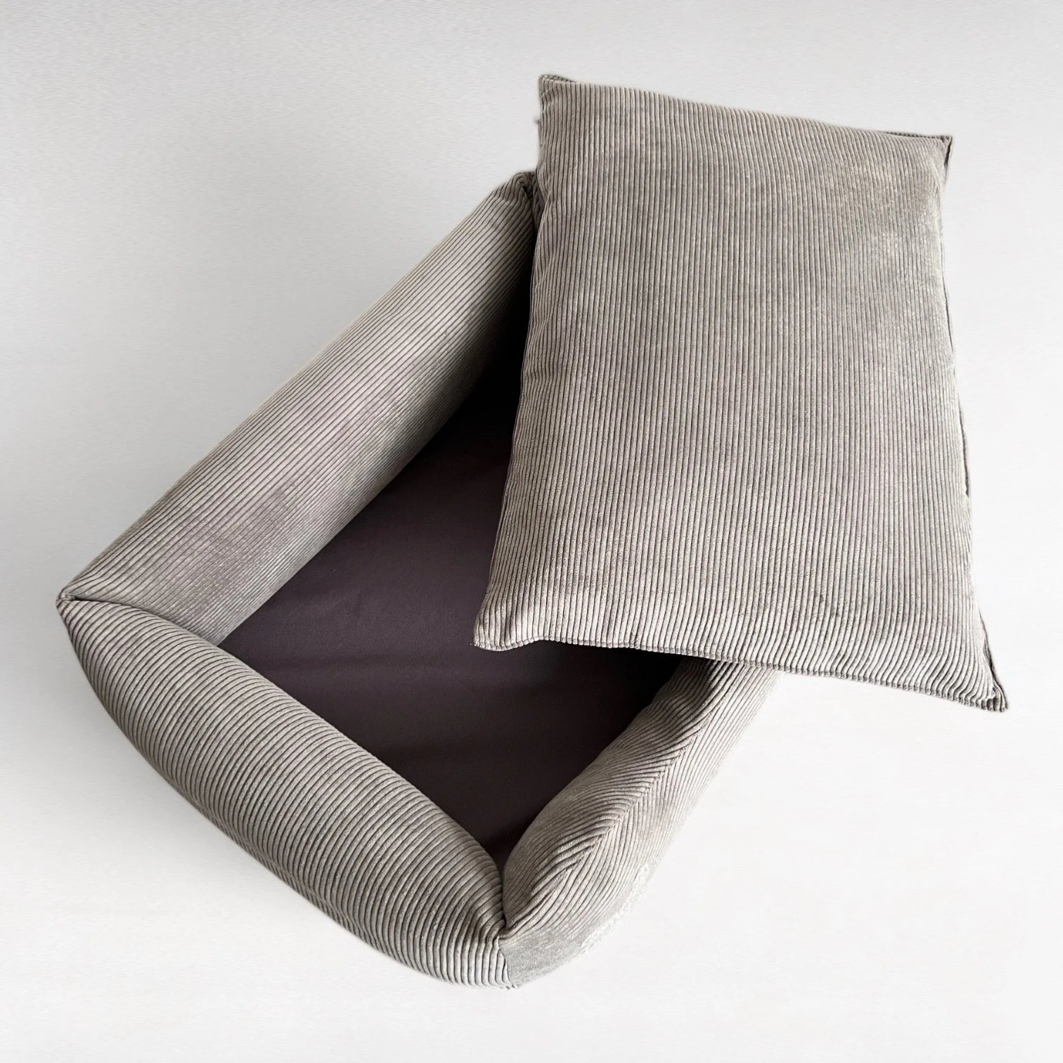 Rechteckiges Hundebett mit asymmetrischen Seitenpolstern und grauem Cordbezug mit herausgenommener Matratze