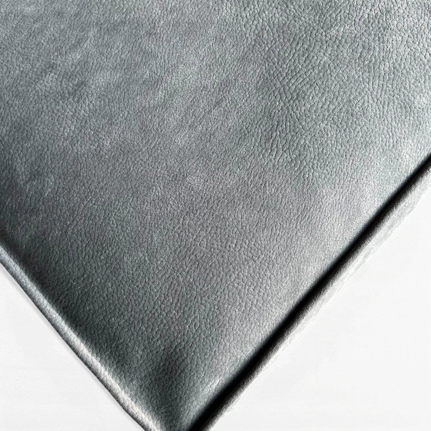 Kantenabsteppung an einem Hundebett, sowie Struktur und Farbe eines Stoffes in Nubuklederoptik