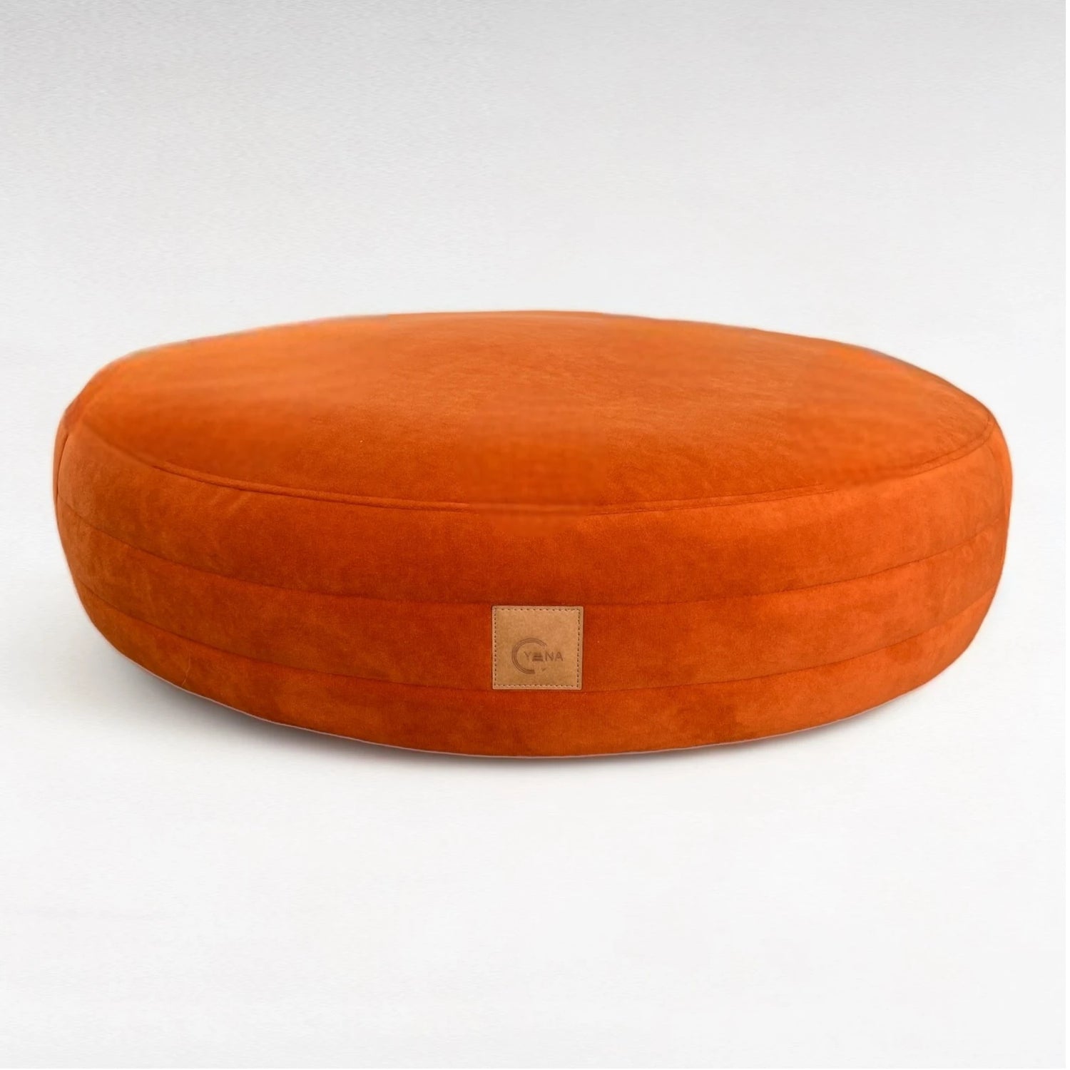 Cognacfarbenes rundes Hundebett Yumi mit rundherum laufenden Steppungen und Yuna Label