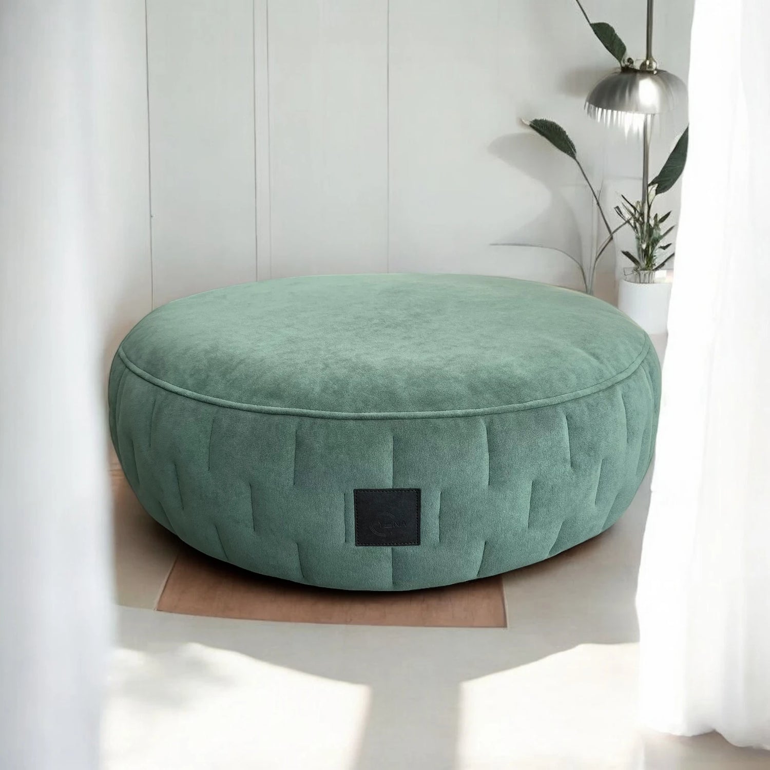 Rundes orthopädisches Hundebett in Farbe smaragdgrün aus Veloursstoff mit seitlicher Designsteppung mit minimalistischen Hintergrund