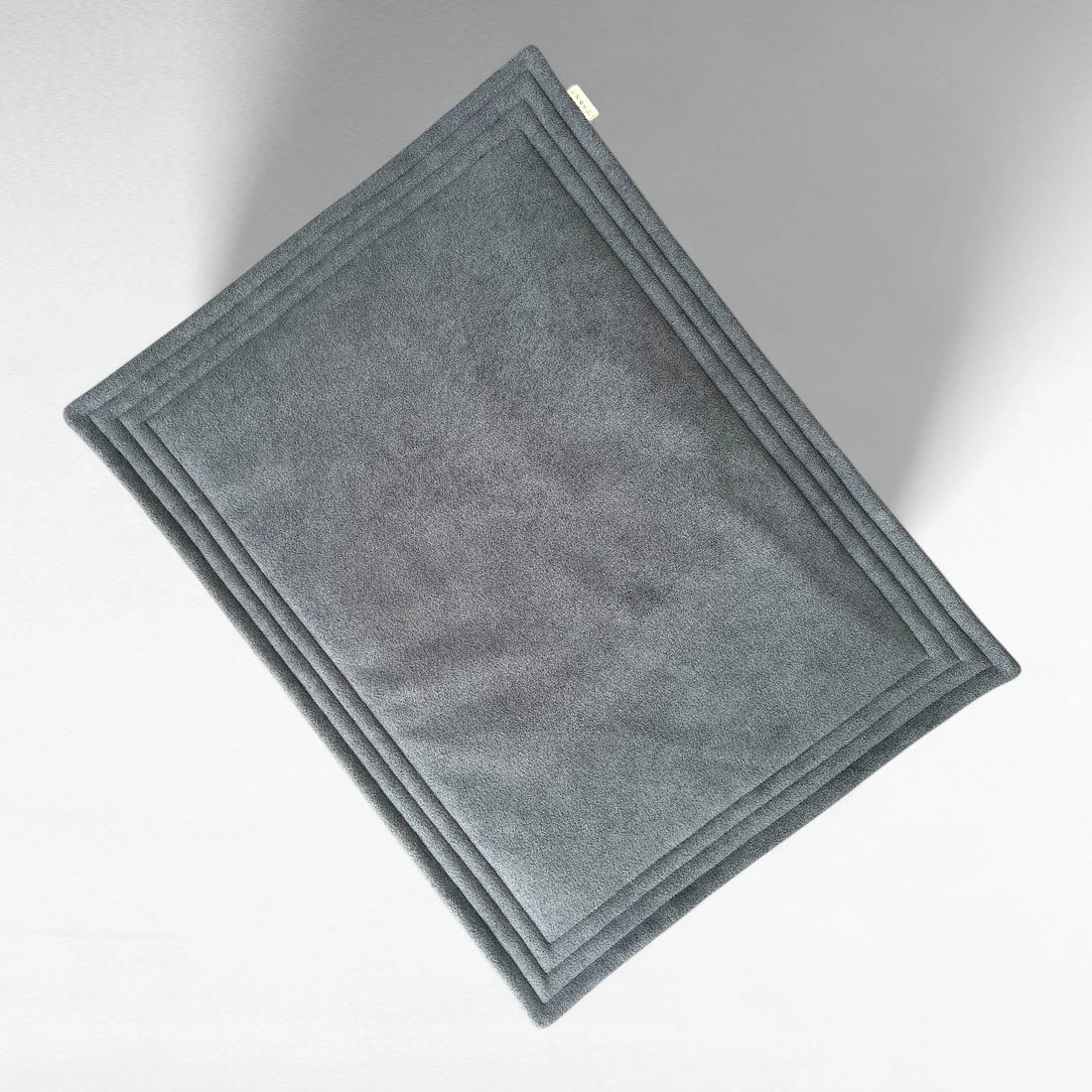 Rechteckige kuschelige Hundedecke in Terry Optik in Farbe anthrazit und 3 parallel laufenden Rundumsteppungen an der Aussenkante