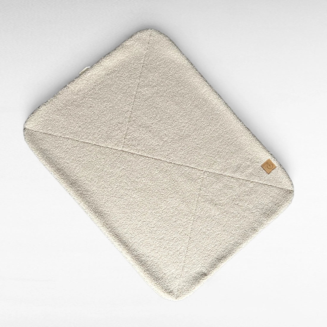 Beige rechteckige Hundedecke mit abgerundeten Ecke und Ziersteppungen aus hochwertigem Boucle-Stoff