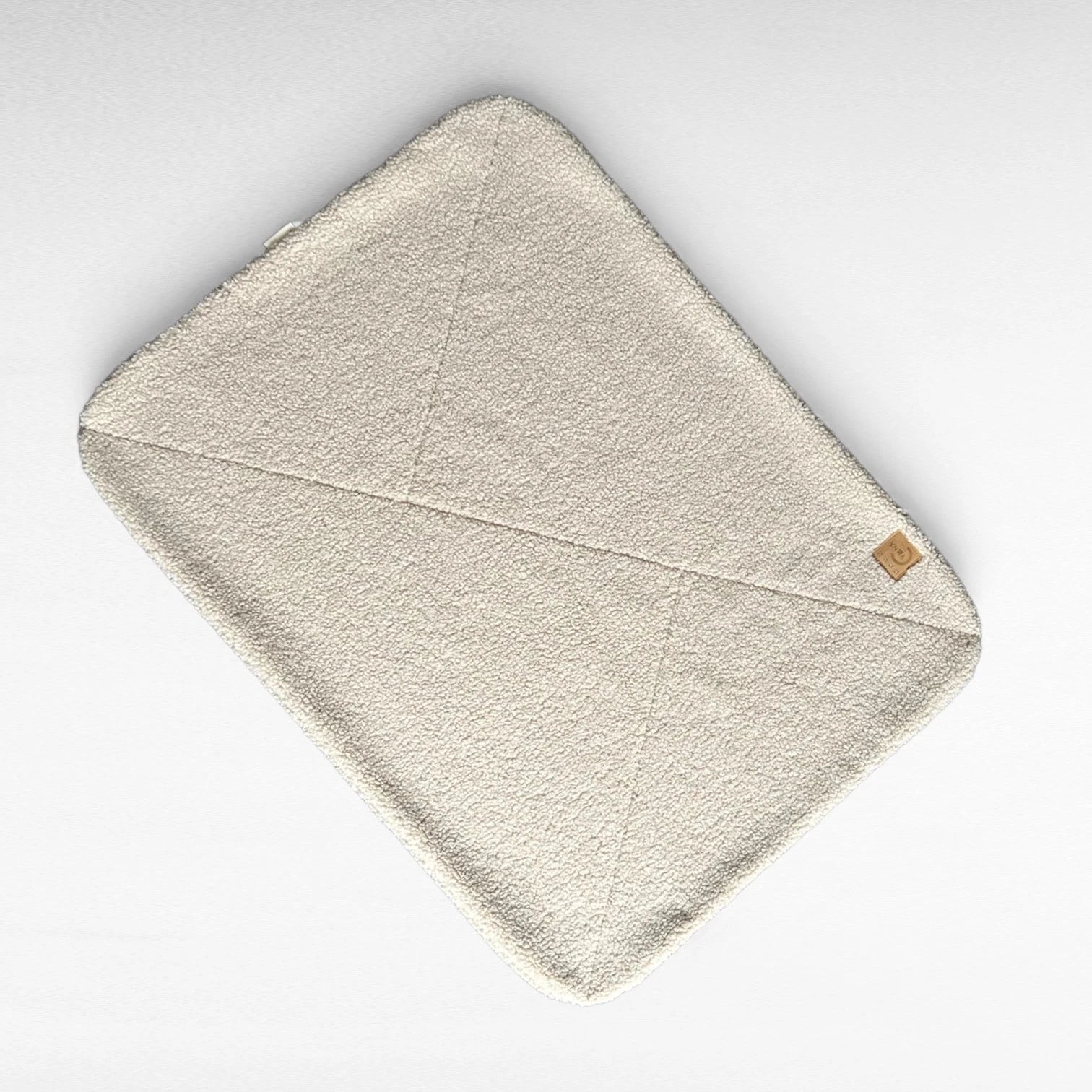 Beige rechteckige Hundedecke mit abgerundeten Ecke und Ziersteppungen aus hochwertigem Boucle-Stoff
