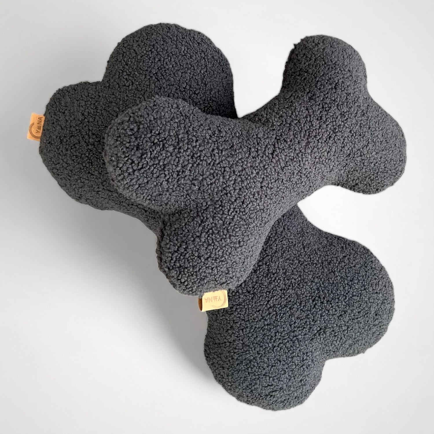 Hundekissen in Knochenform aus Boucléstoff in anthrazit