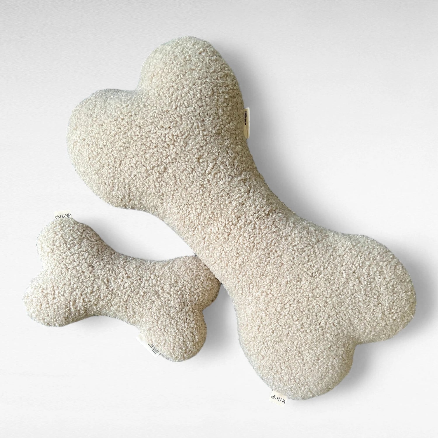Hundekissen in Knochenform aus Boucléstoff in beige