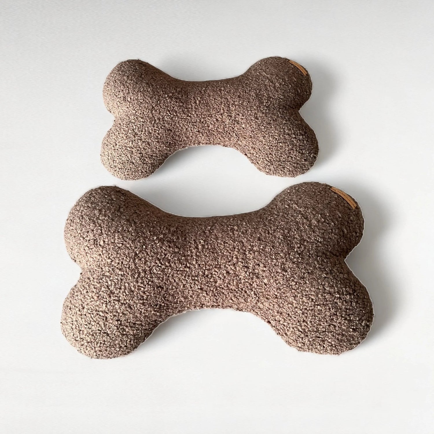 Hundekissen in Knochenform aus Boucléstoff in braun