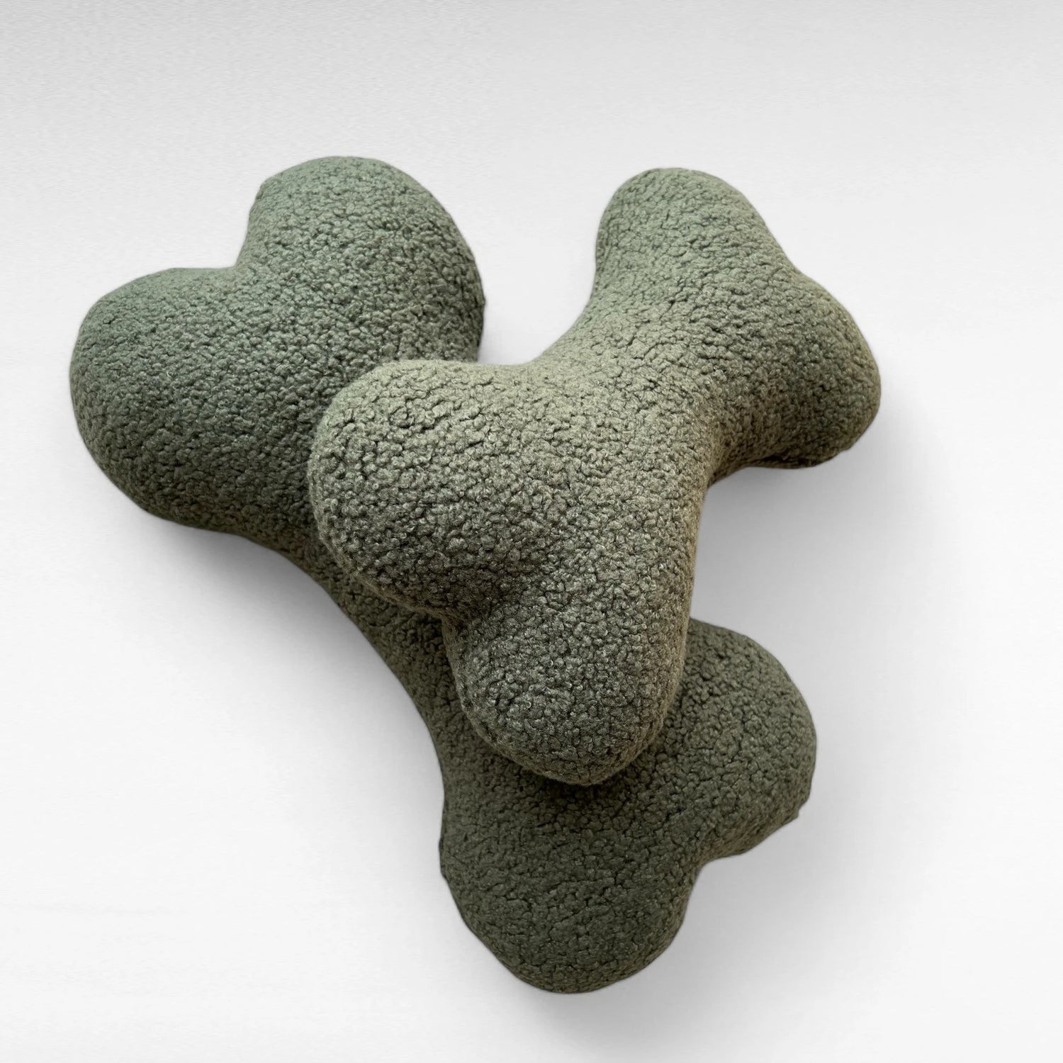 2 Hundekissen in Knochenform aus Boucléstoff in oliv