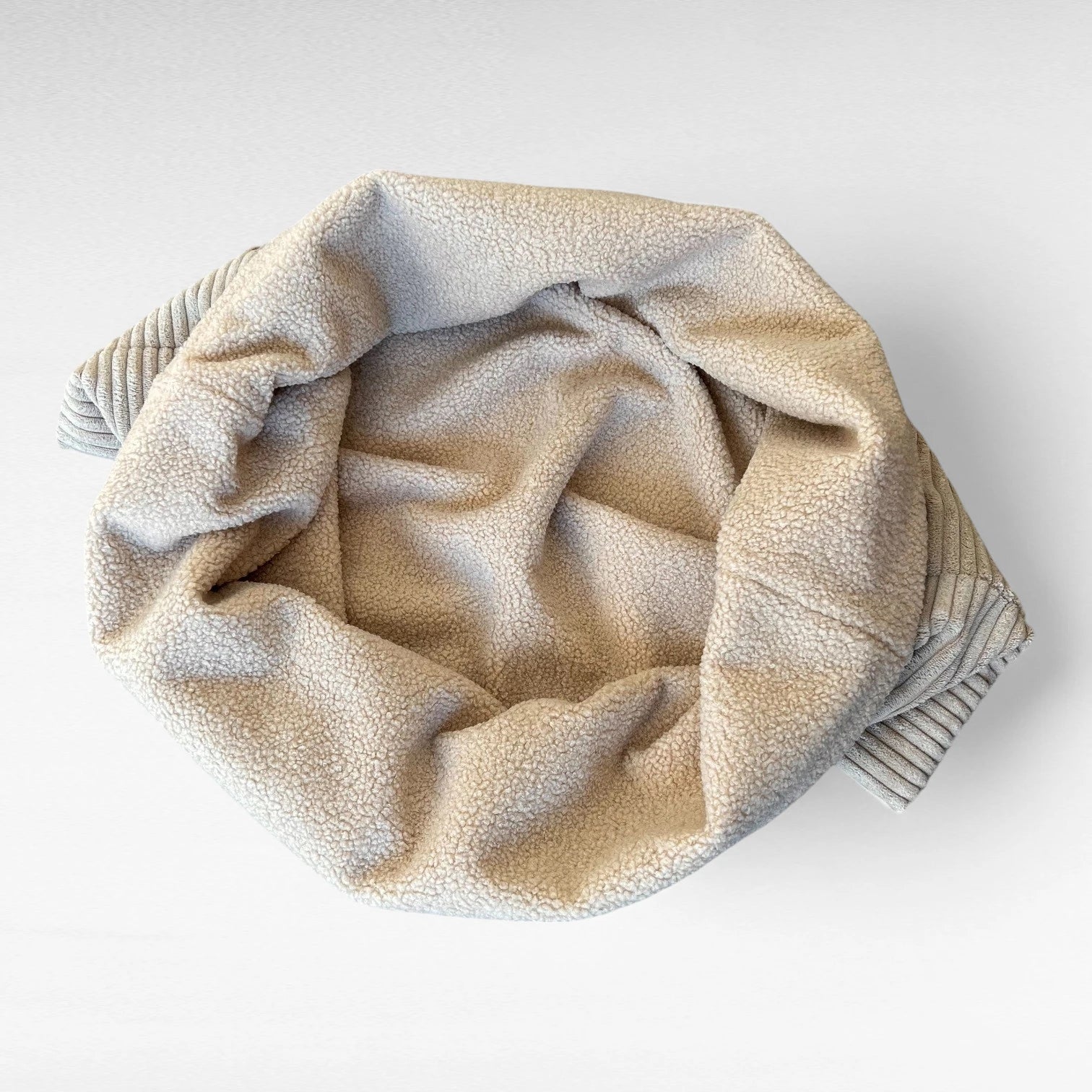 Hundschlafsack aus beigem Breitcord aussen und beigem Teddy innen zum Kuschelnest gelegt