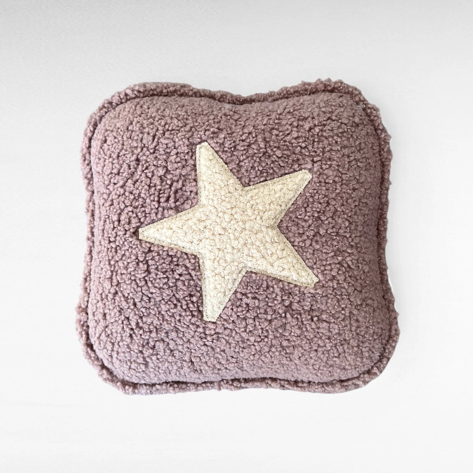 Quadratisches Kissen aus Bouclestoff in altrosa mit Stern Applikation beige