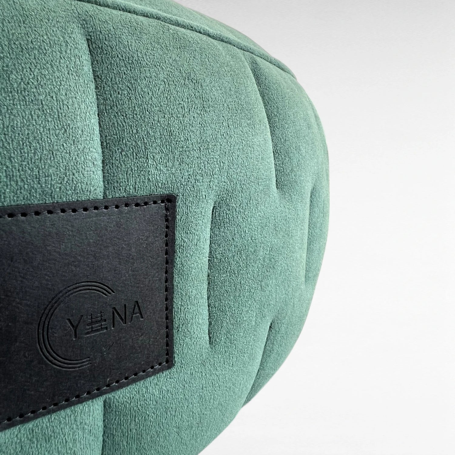 Nahaufnahme rundes orthopädisches Hundebett in Farbe smaragdgrün aus Veloursstoff mit seitlicher Designsteppung