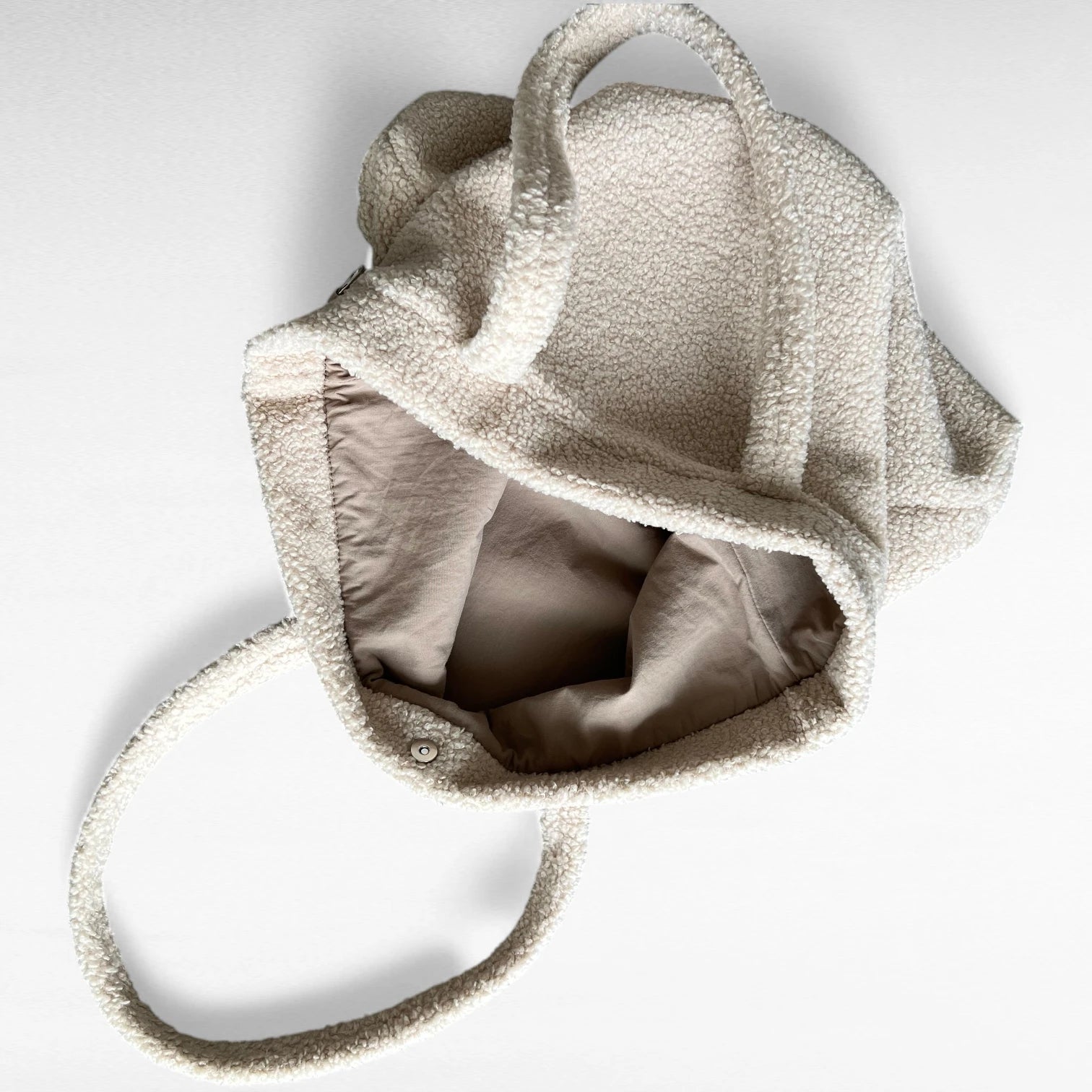 Ansicht von oben eine beigefarben Teddy Shopper geöffnet mit Innenansicht des Baumwollfutters