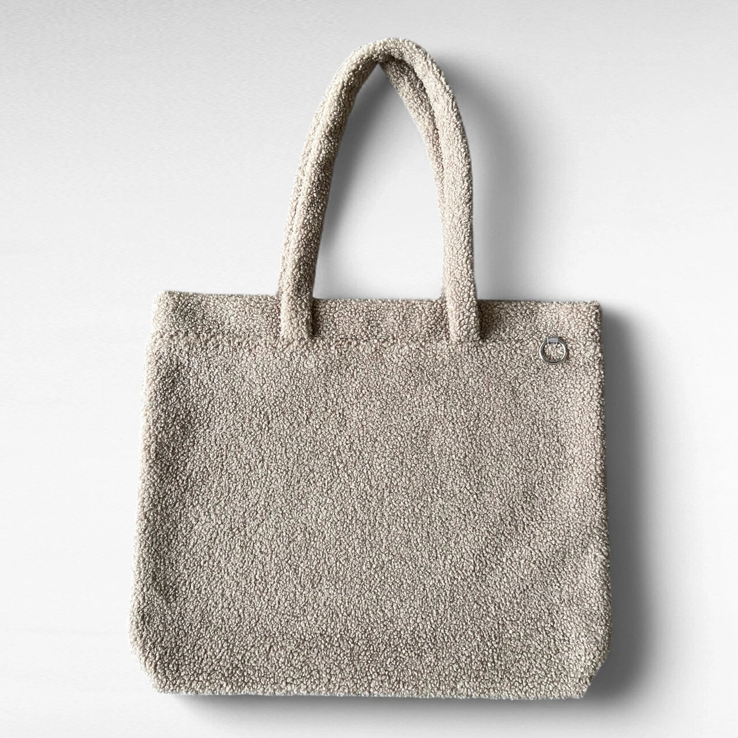Rechteckiger Shopper aus Teddyfell in taupe mit neutralem Hintergrund