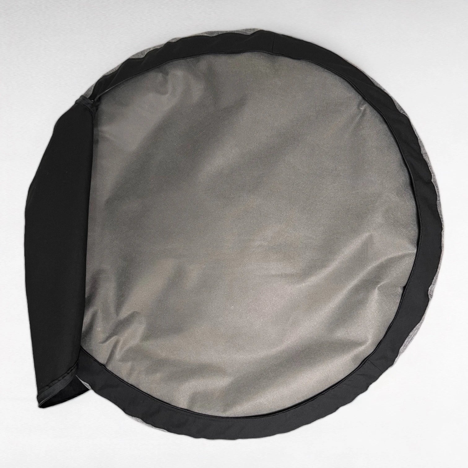 Bodenansicht von rundem orthopädischen Hundebett mit geöffnetem Reißverschluß