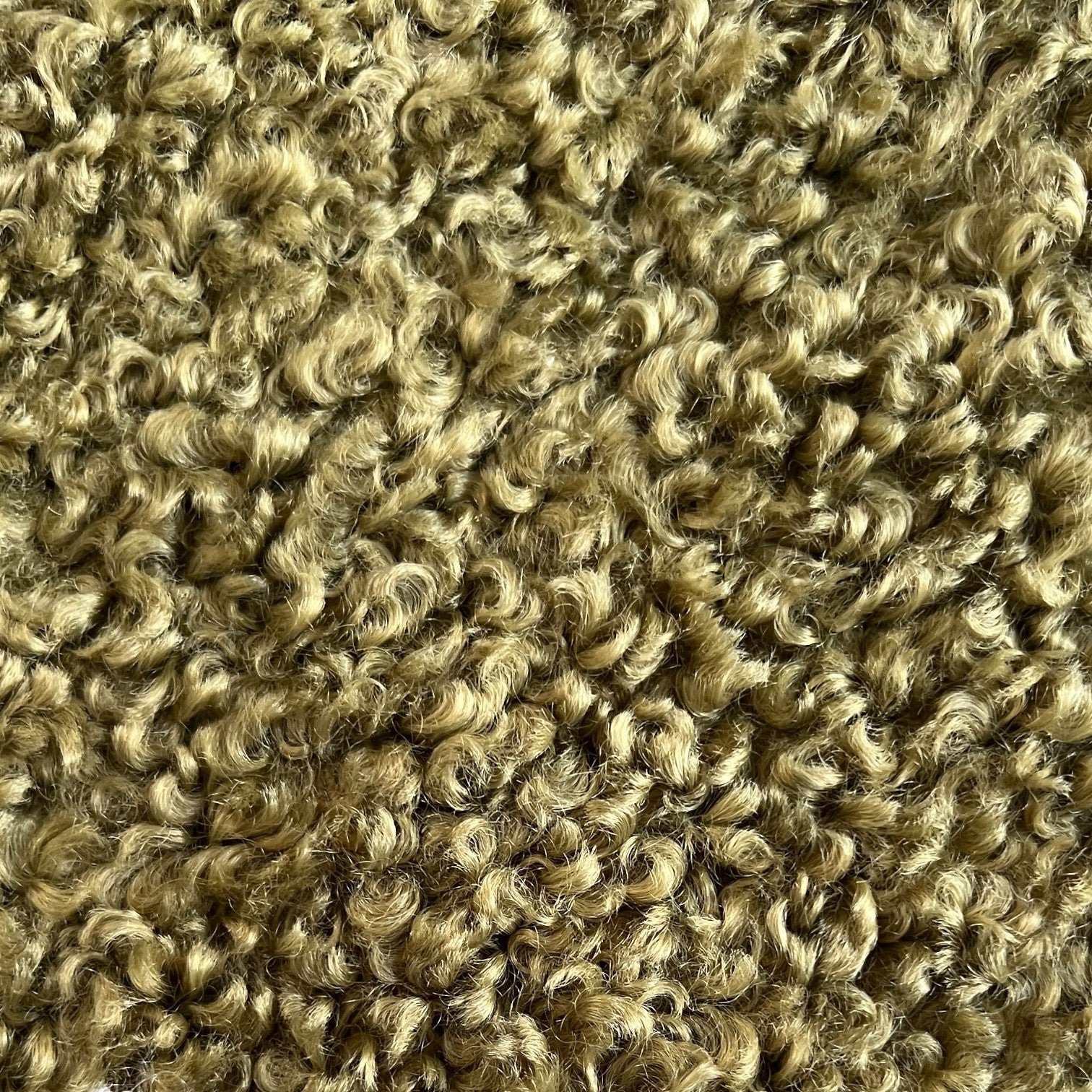 Nahufnahme des besonders kuschelig luxuriösem Curly Plush Stoff in moosgrün