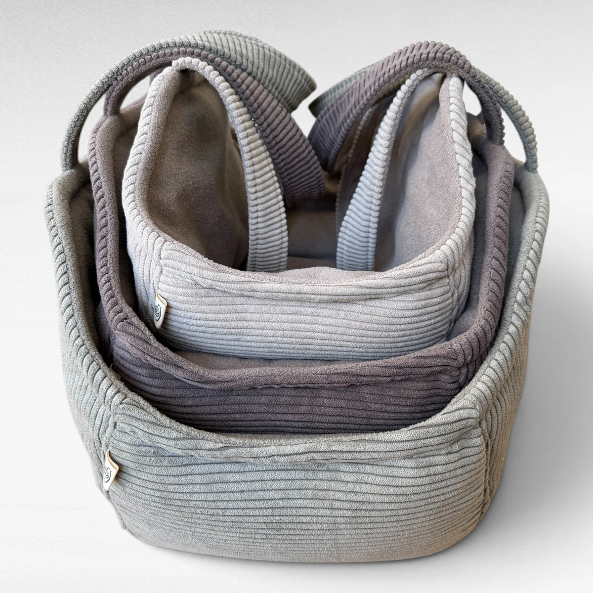 Drei Hundetaschenkörbchen aus Cordstoff ineinander geschachtelt in den Farben beige, taupe und light oliv