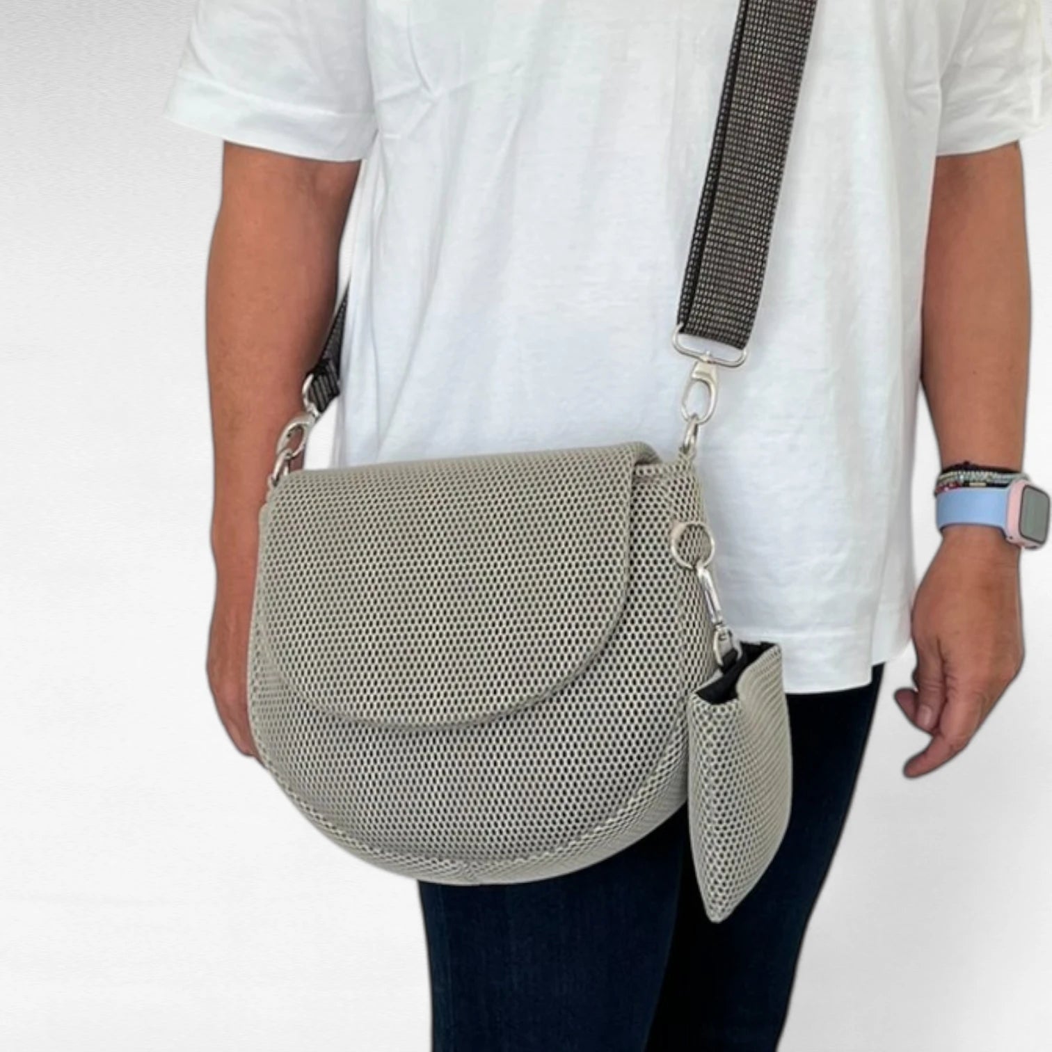 Halbrunde Gassitasche aus Mesh Material in beige mit beigemeliertem Tragegurt und Leckerlibeutel beige