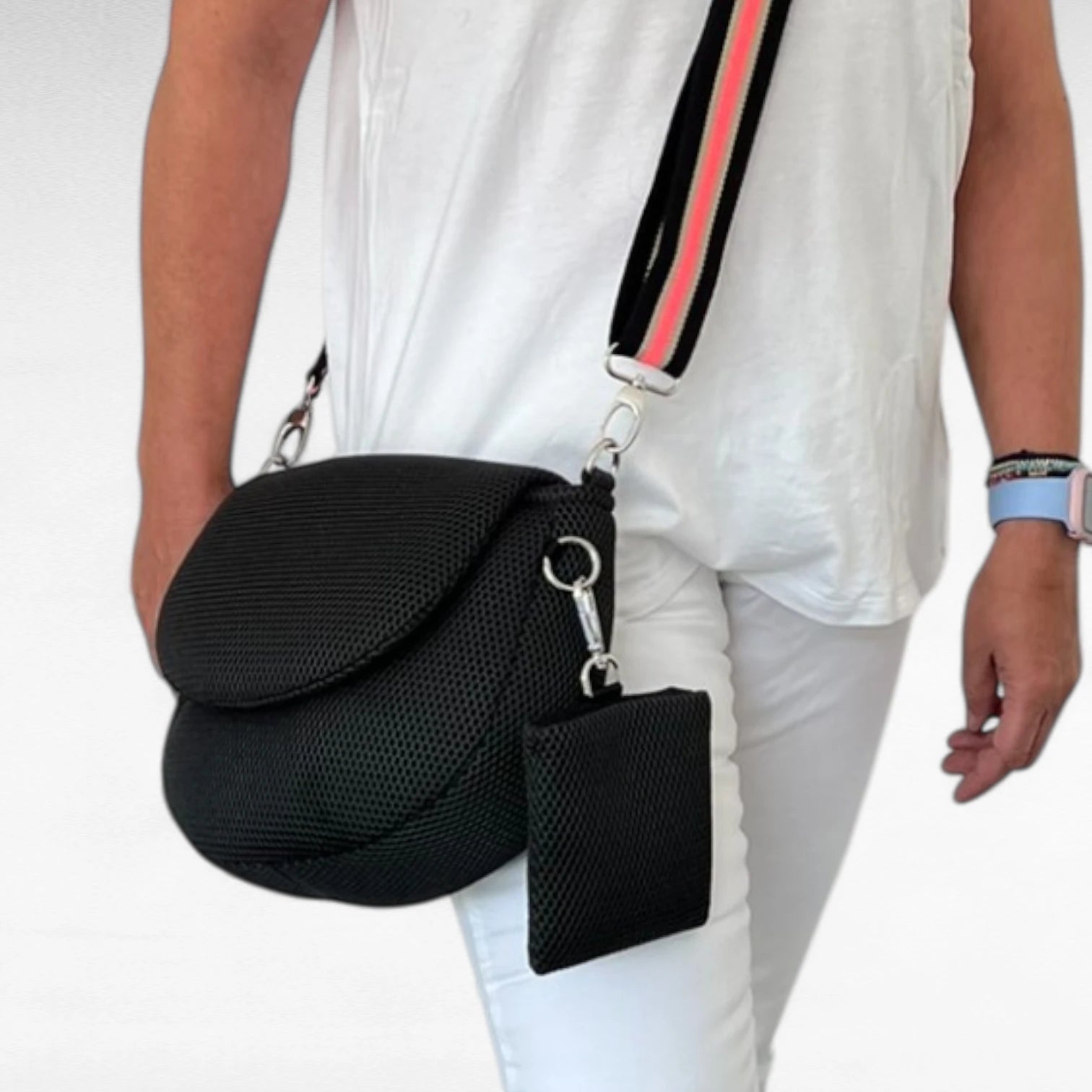 Halbrunde Gassitasche aus Mesh Material in schwarz mit schwarz koralle farbenen Tragegurt und Leckerlibeutel schwarz