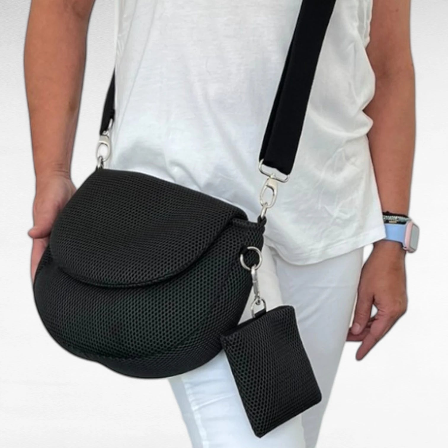 Halbrunde Gassitasche aus Mesh Material in schwarz mit schwarzem Tragegurt und Leckerlibeutel schwarz