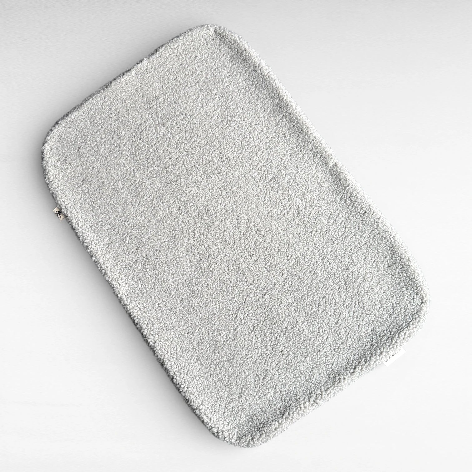 Rechteckige Hundedecke aus flauschigem Bouclé Stoff mit abgerundeten Kanten in hellgrau