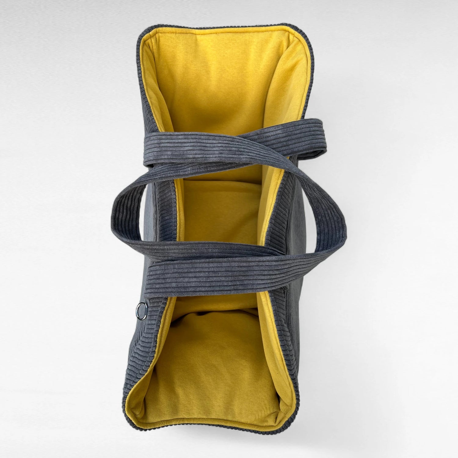 Draufsicht auf stilvolle bequeme Hundetasche für Hunde bis 9 kg aus dunkelgrauem Cord aussen und senffarbenem weichem Innfutter