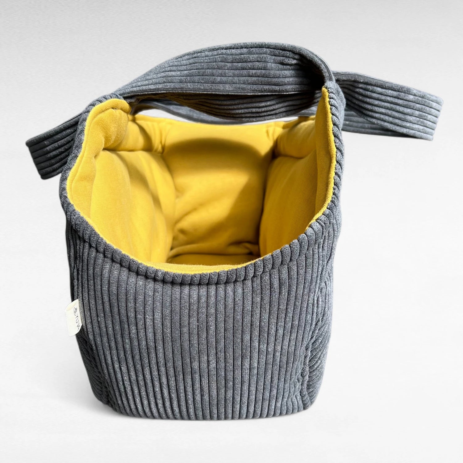 Frontansicht von stilvoller Hundetasche bis 5 kg aus dunkelgrauem Cord aussen und senffarbenem Futter inner und weichen Cordrägern