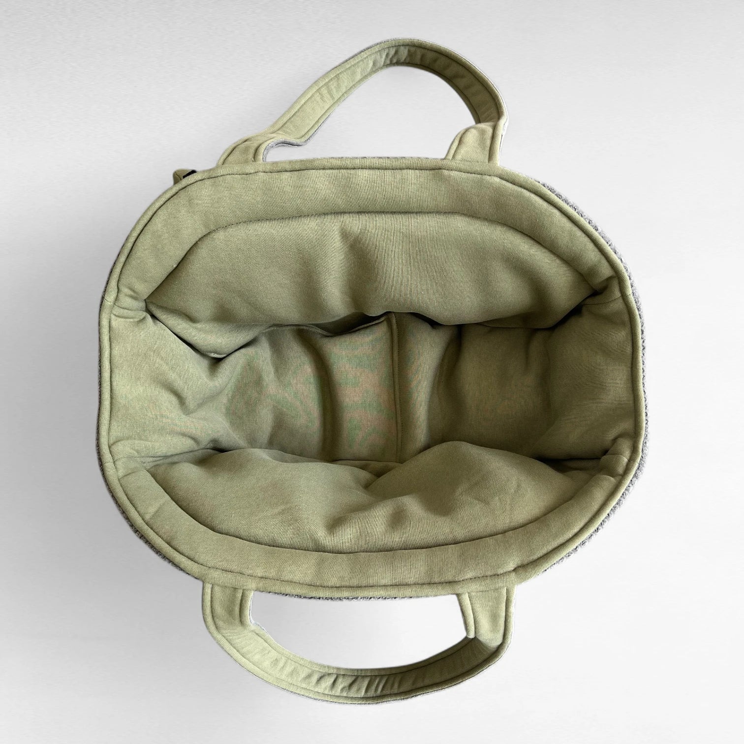 Innenansicht Hundetasche Emi aus Cord grau mit Sweatstoff-Futter pistazienfarben