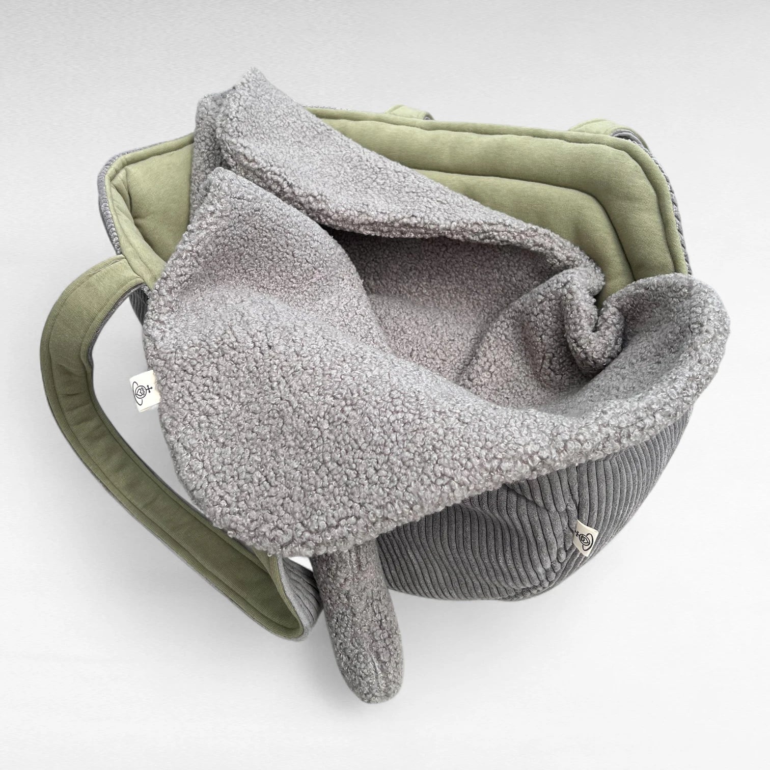 Hundetasche aus grauem Cord mit pistazienfarbenen Futter und grauer Hundedecke Hina drin liegend