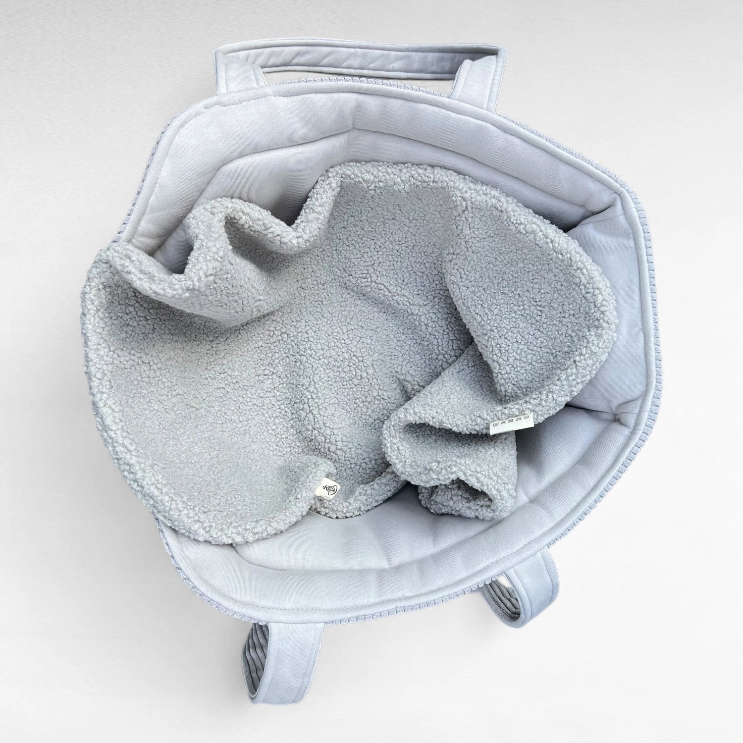 Hundetasche aus hellgrauem Cord mit hellgrauem Futter und hellgrauer Hundedecke Hina drin liegend