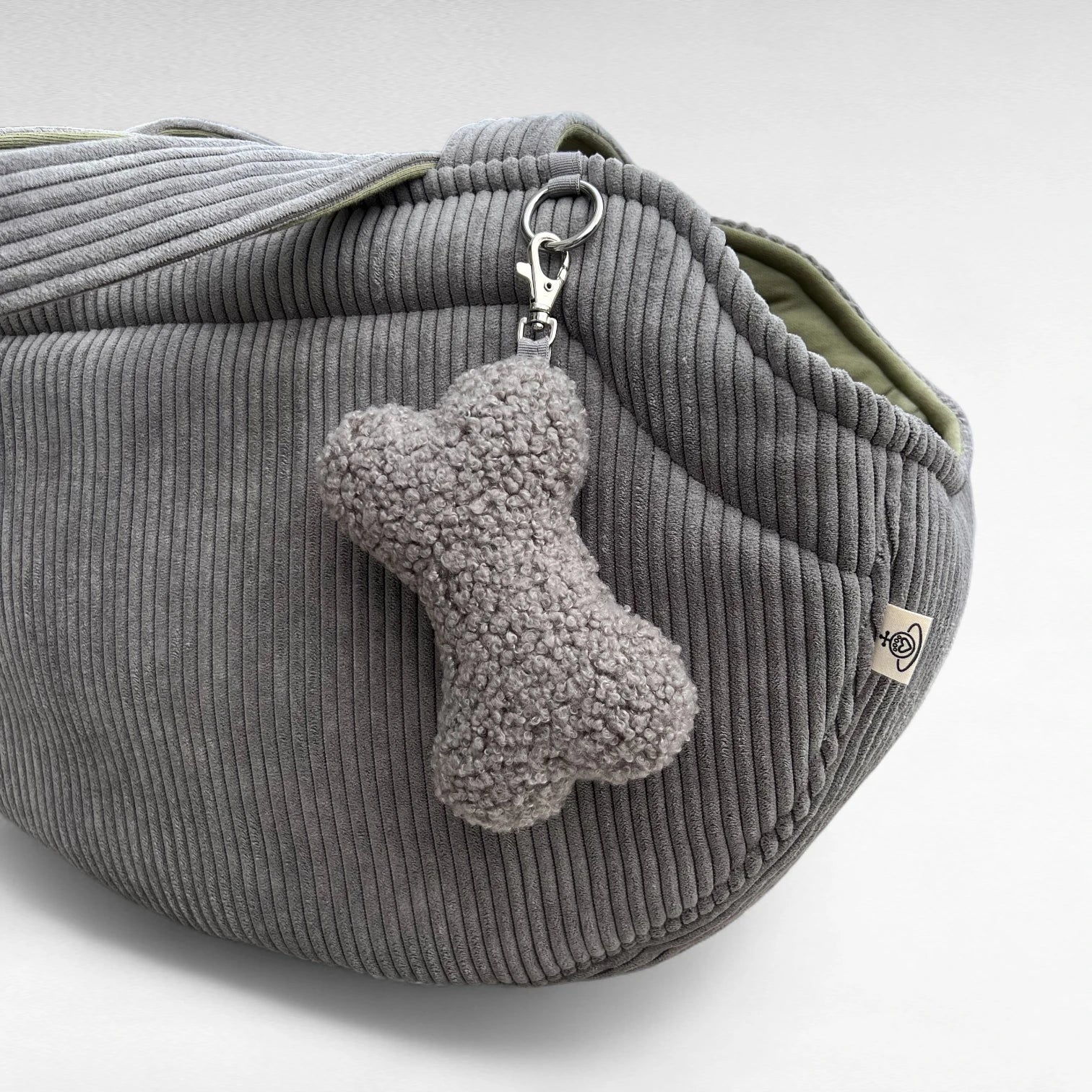 Halbrunde Hundetasche aus Cord grau mit mit silberne O-Ring und Taschenanhänger in Knochenform aus Boucle grau