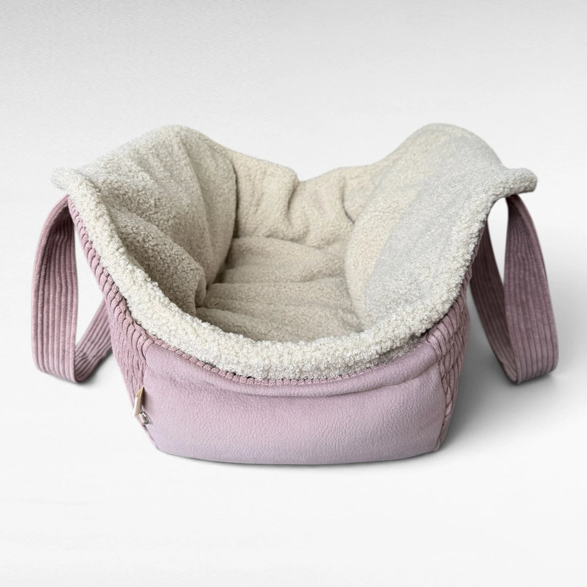 Hundetaschenkörbchen in Frontansicht in Farbe rosa mit eingelegtem Hundeschlafsack Omu aus hochwertigem Bouclé in Farbe beige