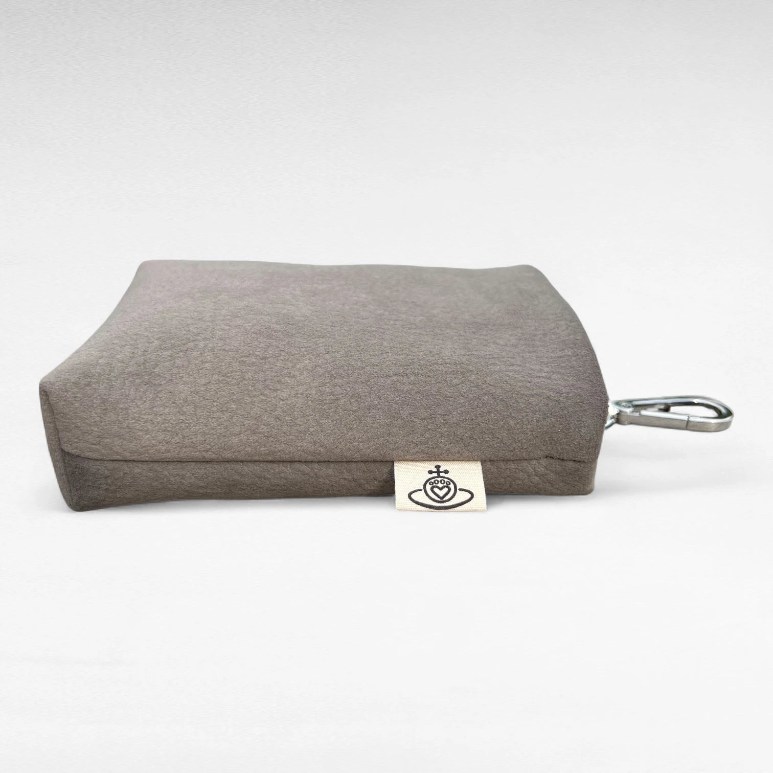 Seitenansicht von großem minimalistischen Leckerlibeutel aus schlammfarbenen wasserabweisendem Nubuklederimitat