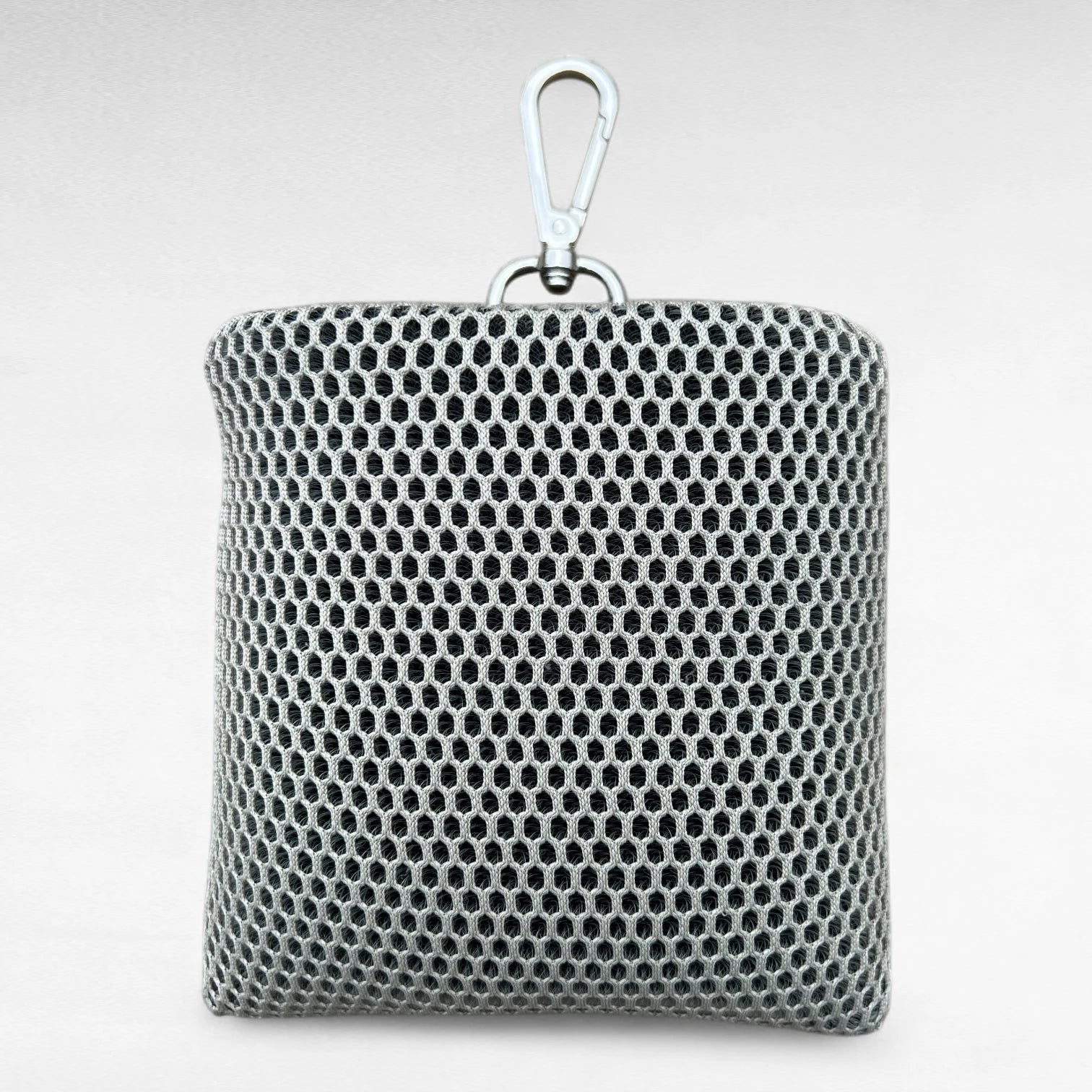 Kleiner quadratischer Leckerlibeutel aus Mesh Material beige mit silberfarbenem Karabiner