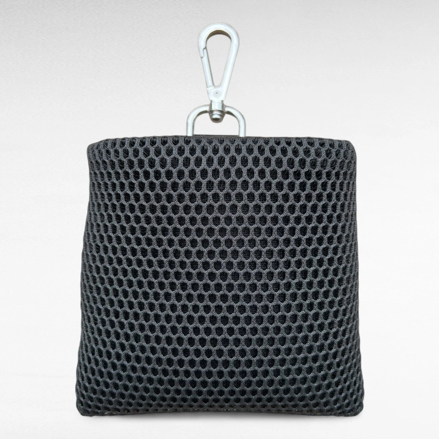 Kleiner quadratischer Leckerlibeutel aus Mesh Material schwarz mit silberfarbenem Karabiner