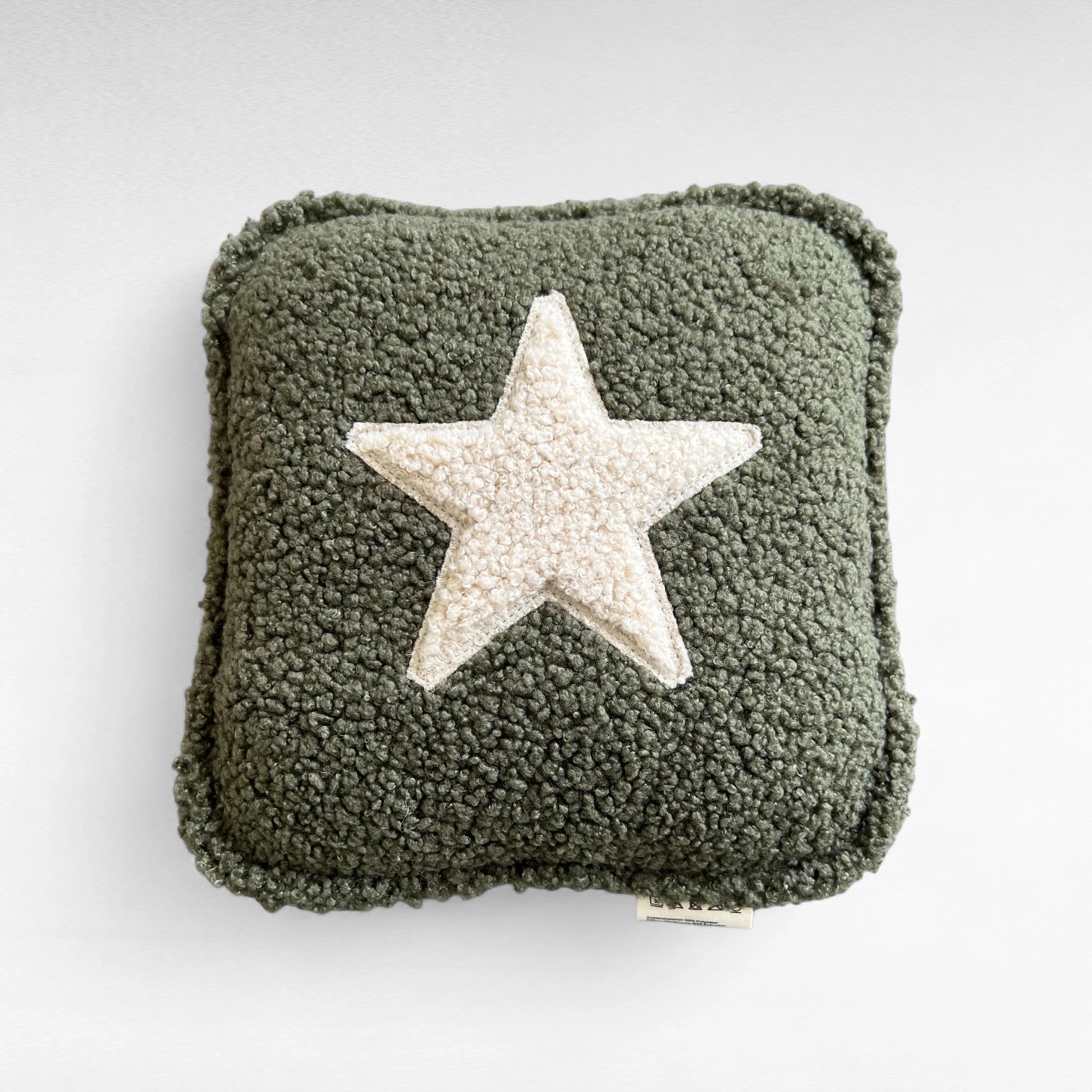 Stilvolles Kuschelkissen für Hunde in quadratischer Form aus olivfarbenem Boucle Stoff mit beiger Boucle Sternapplikation