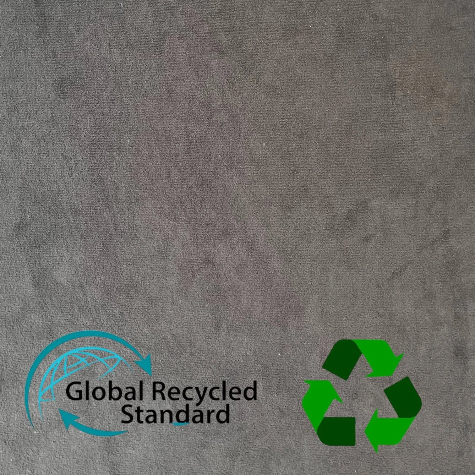 Microfaserveloursstoff Nahaufnahme mit dem GRS Zeichen, sowie recycled icon dunkelgrau