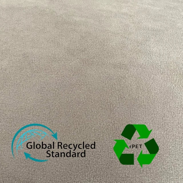 Microfaserveloursstoff Nahaufnahme mit dem GRS Zeichen, sowie recycled icon greige
