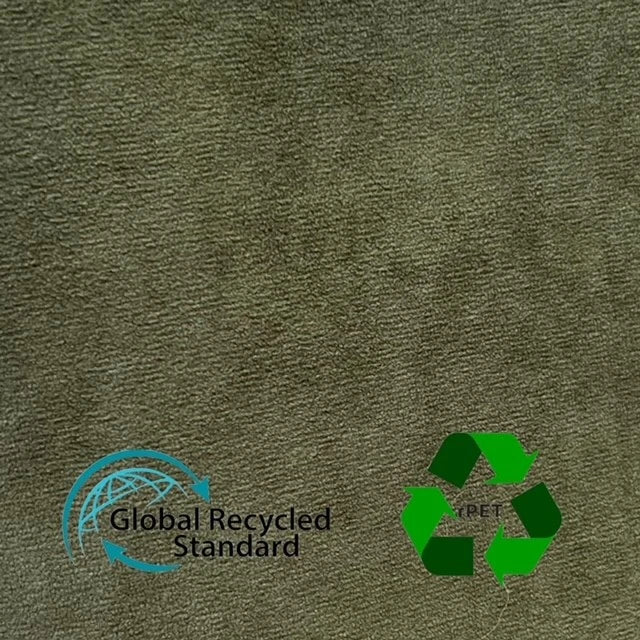 Microfaserveloursstoff Nahaufnahme mit dem GRS Zeichen, sowie recycled icon oliv