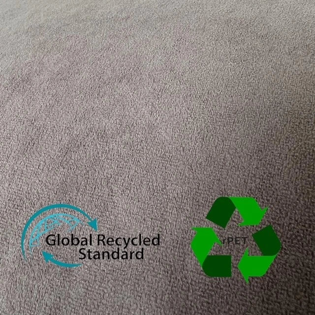 Microfaserveloursstoff Nahaufnahme mit dem GRS Zeichen, sowie recycled icon taupe