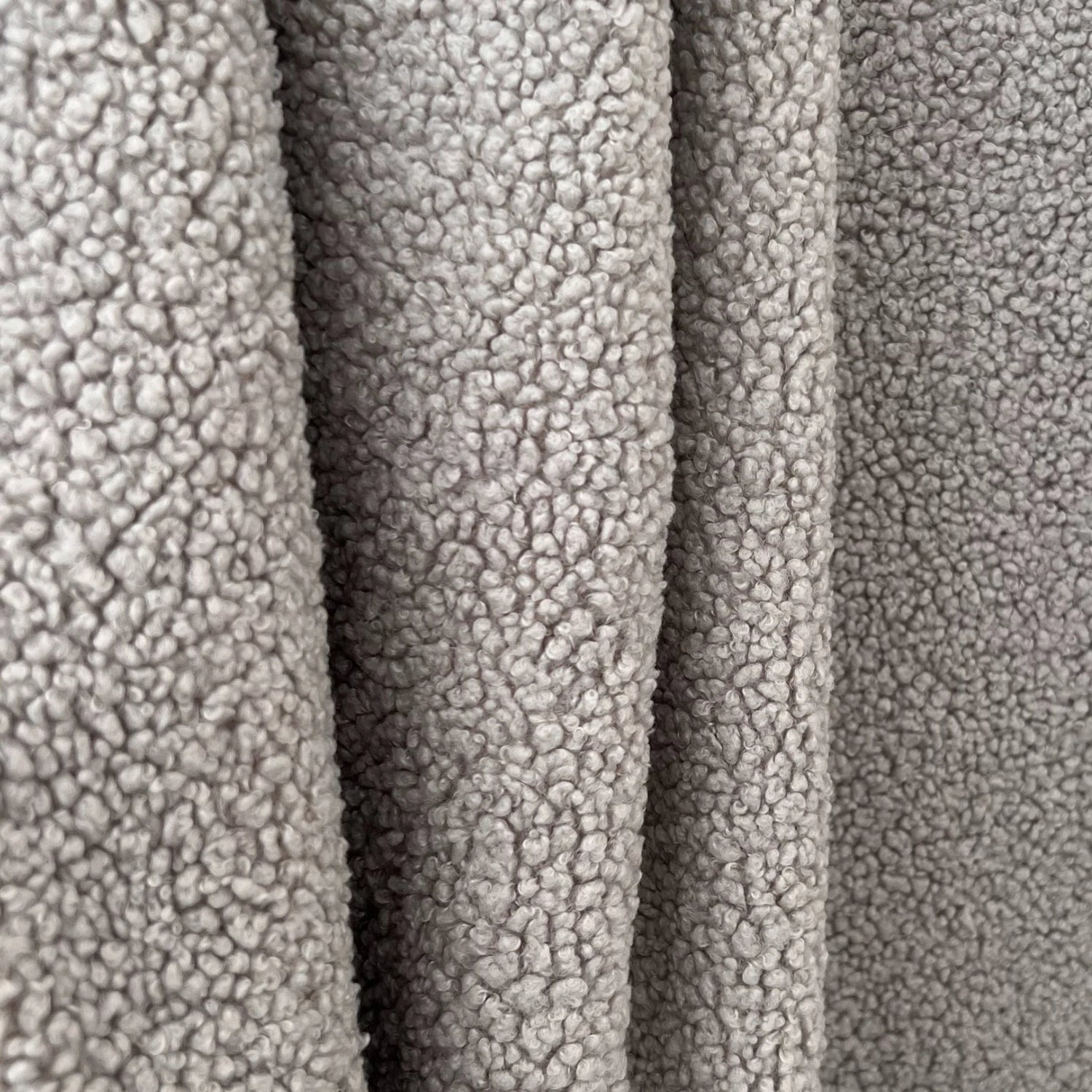 Premium Bouclé Stoff Farbe hellgrau in Nahaufnahme