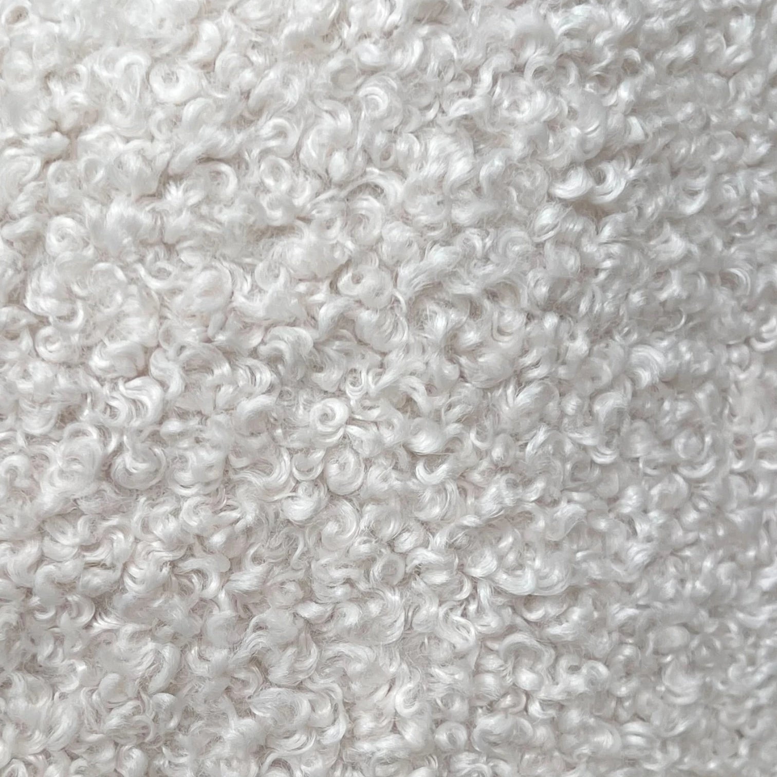 Nahufnahme des besonders kuschelig luxuriösem Curly Plush Stoff in creme