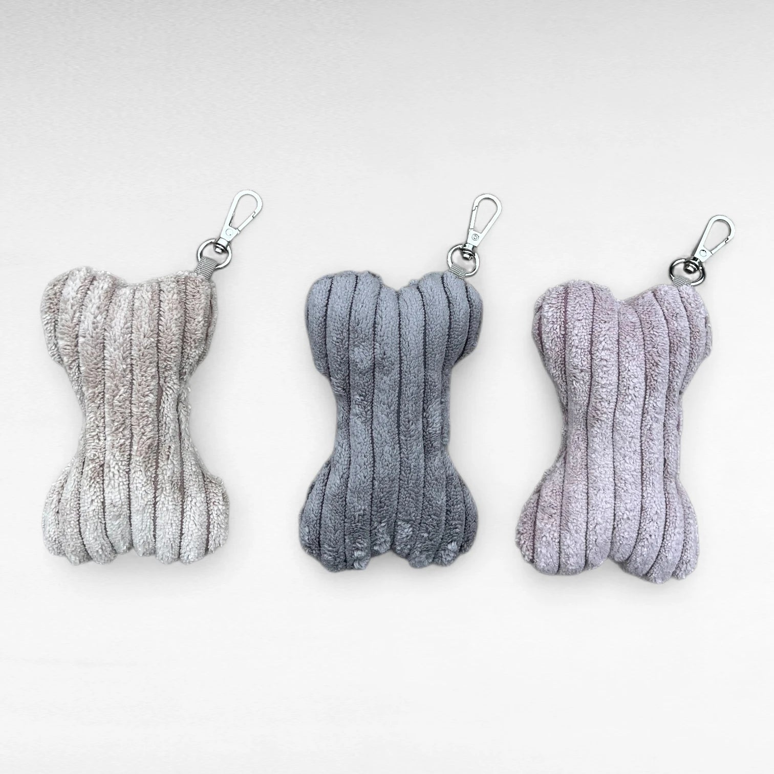 3 Deko Taschenanhänger in Knochenform aus beige, grau und pastellrosa Breitcord mit kleinem Karabiner