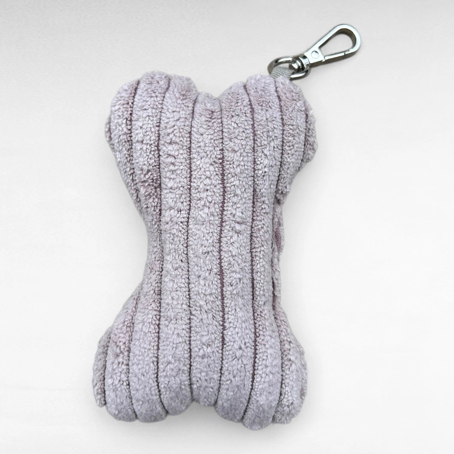 Deko Taschenanhänger in Knochenform aus pastellrosa Breitcord mit kleinem Karabiner