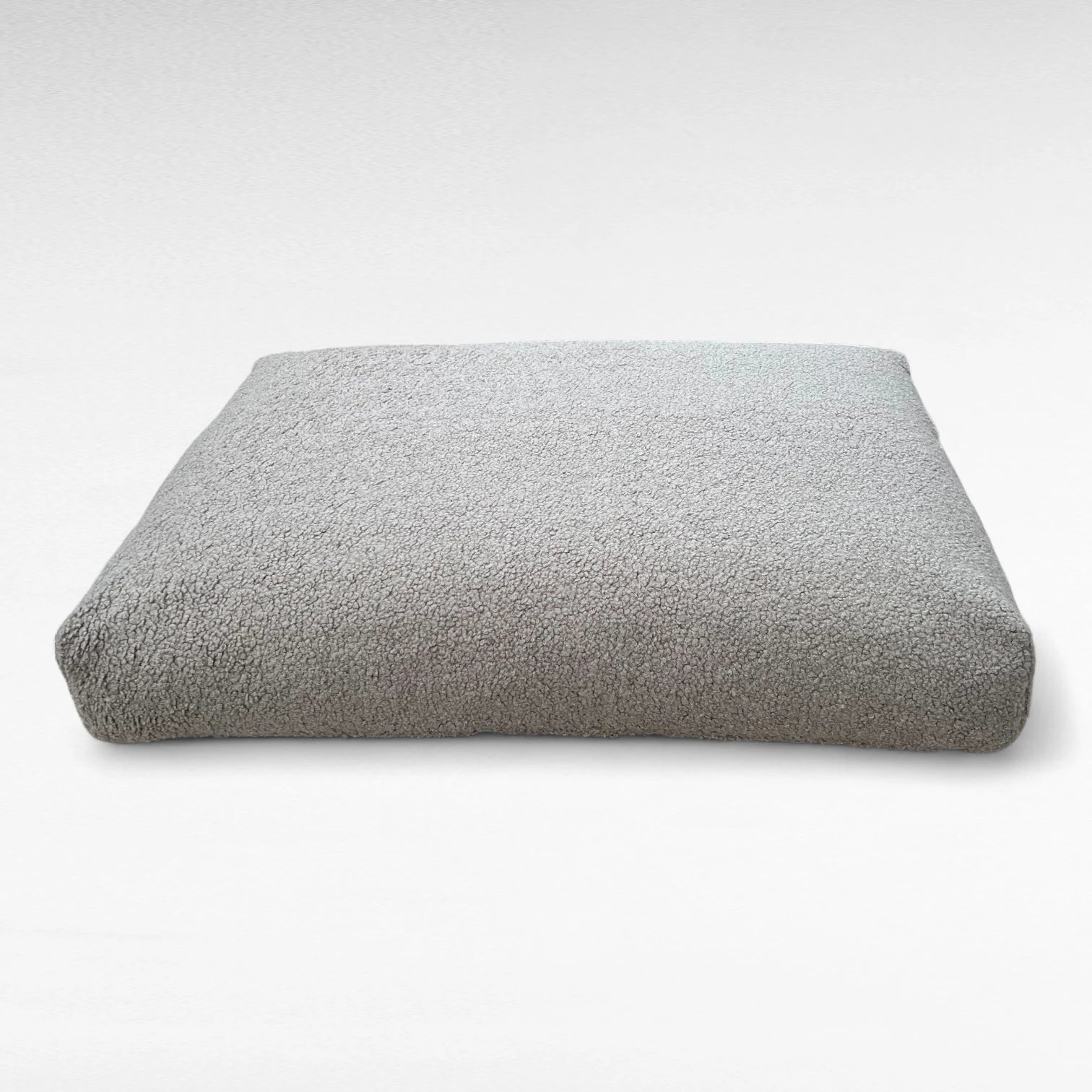 Rechteckiges Hundekissen mit grauem Bouclebezug