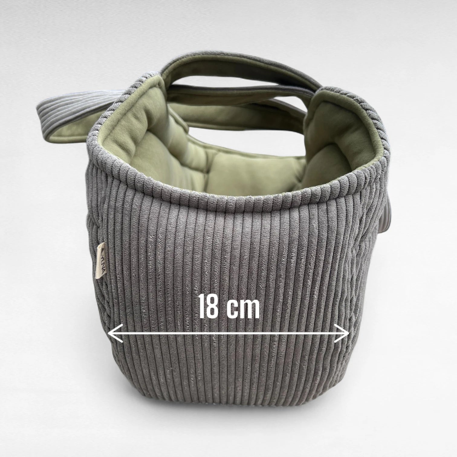 Seitenansicht Hundetasche aus grauem Cord mit Breitenbemassung 18 cm