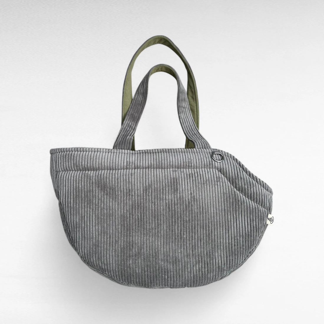 Halbrunde Hundetasche aus Cord grau mit Sweatstoff-Futter in Farbe Pistazie mit 2 Tragegurten aus Cordstoff