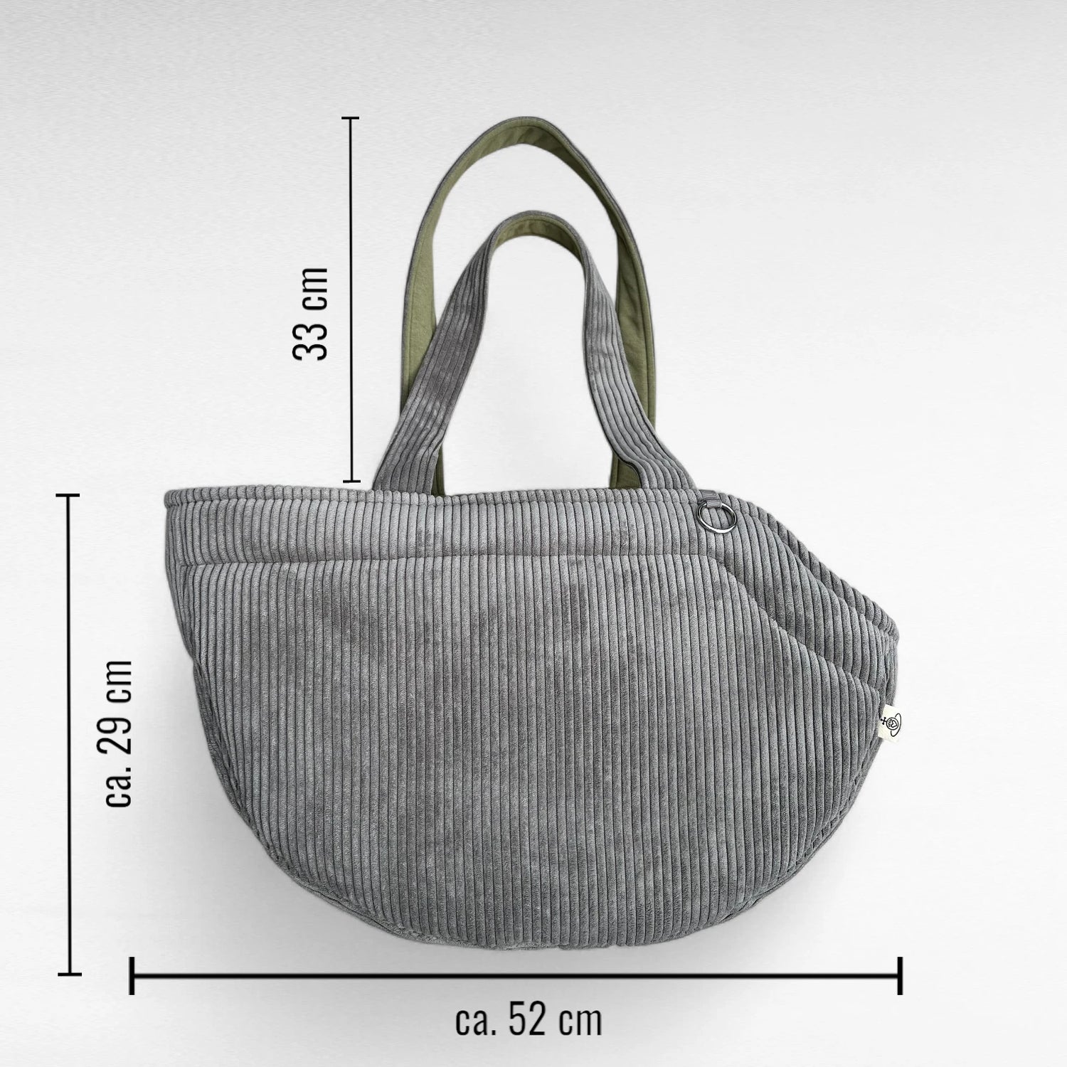 Halbrunde Hundetasche aus Cord grau mit 2 Tragegurten aus Cordstoff, sowie silberner O-Ring mit Bemassungen